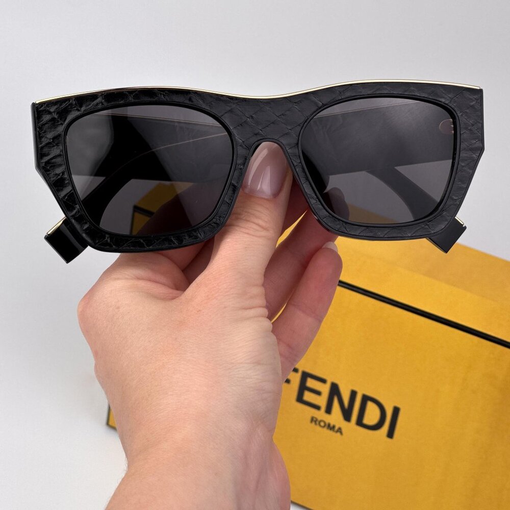 Fendi LEATHER LIMITED EDITION FE40126I 01A Women NEW AUTHENTIC Sunglasses Square - Picture 2 of 9